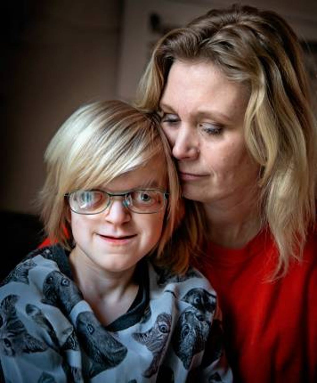 Tuva Stråhle med mamma Helen Näslund, som gjort en film om åtta unga personer med kraniofacial diagnos.