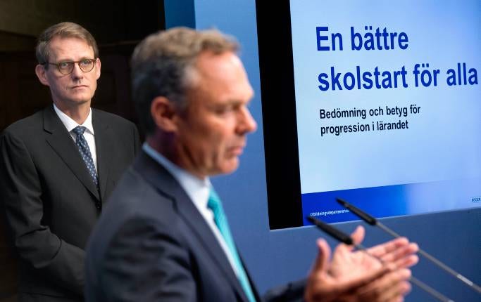 Alliansregeringens utredare Martin Ingvar och förre skolministern Jan Björklund vid presentationen av utredningen som föreslår betyg från fjärde klass.