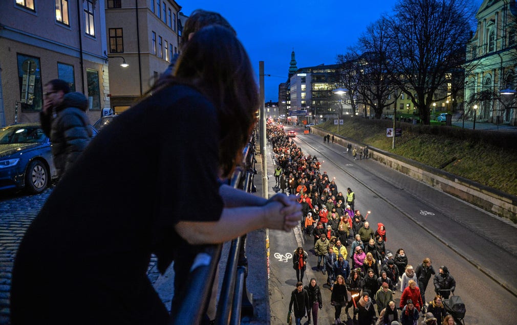 Trots de stora manifestationerna mot rasism, som här i Stockholm i december förra året, är föreställningen om att det finns människoraser utbredd.