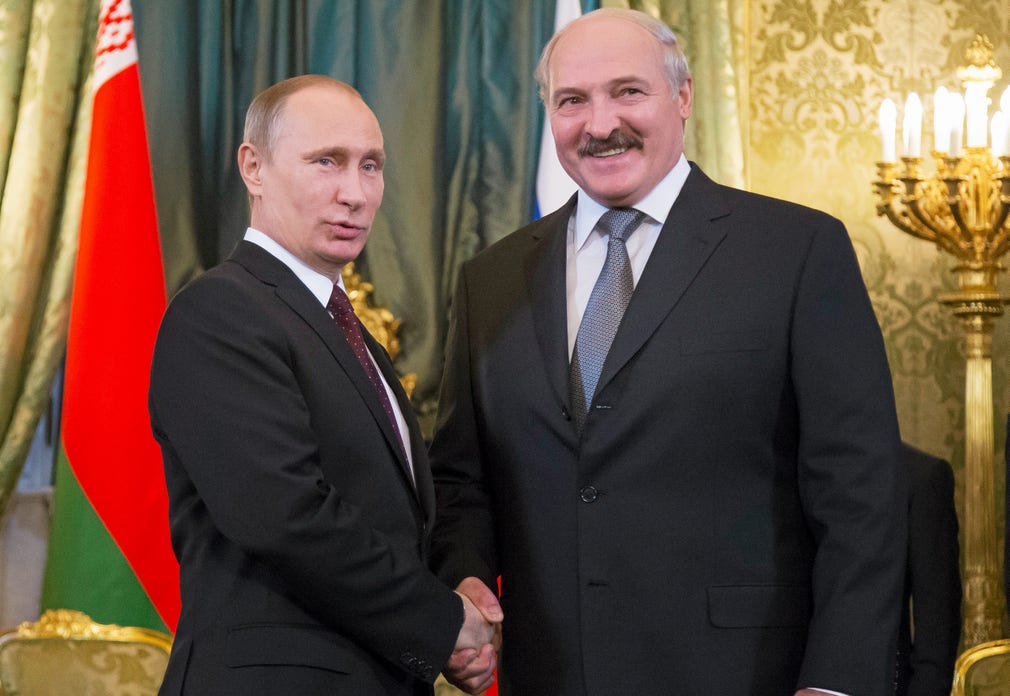 Svetlana Aleksijevitj anser att det ryska kriget i Ukraina är ett uttryck för att Ryssland under Vladimir Putin är på väg mot att bli totalitär stat, vilket Vitryssland under Aleksander Lukasjenko har varit sedan länge.