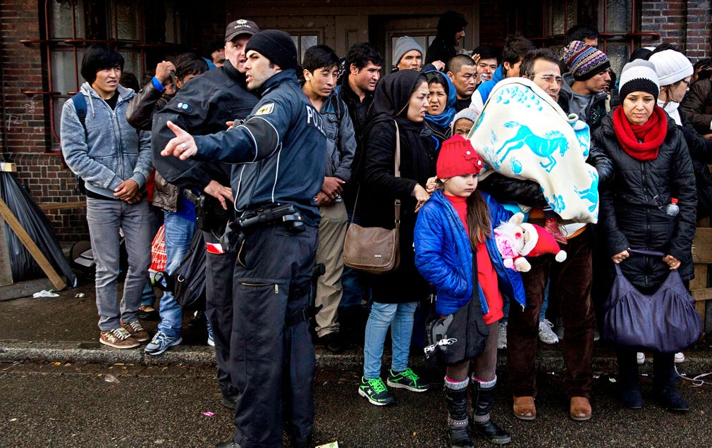Flyktingar utan pass hoppas ta sig till Sverige med buss.