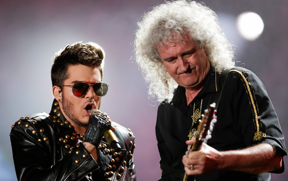 Adam Lambert har gjort flera turnéer tillsammans med det legendariska bandet Queen. Han beskriver möjligheten att få arbeta med dem som ”overkligt och underbart”.