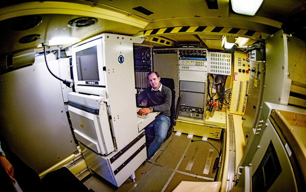 Magnus Aronsson från Försvarets Materielverk sitter vid en av de två radarkontrollplatserna längst bak i pansarterrängbilen. Han är omgiven av elektronik som betalades av Storbritannien som moderniserade radarn innan den sattes in i kriget i Afghanistan.