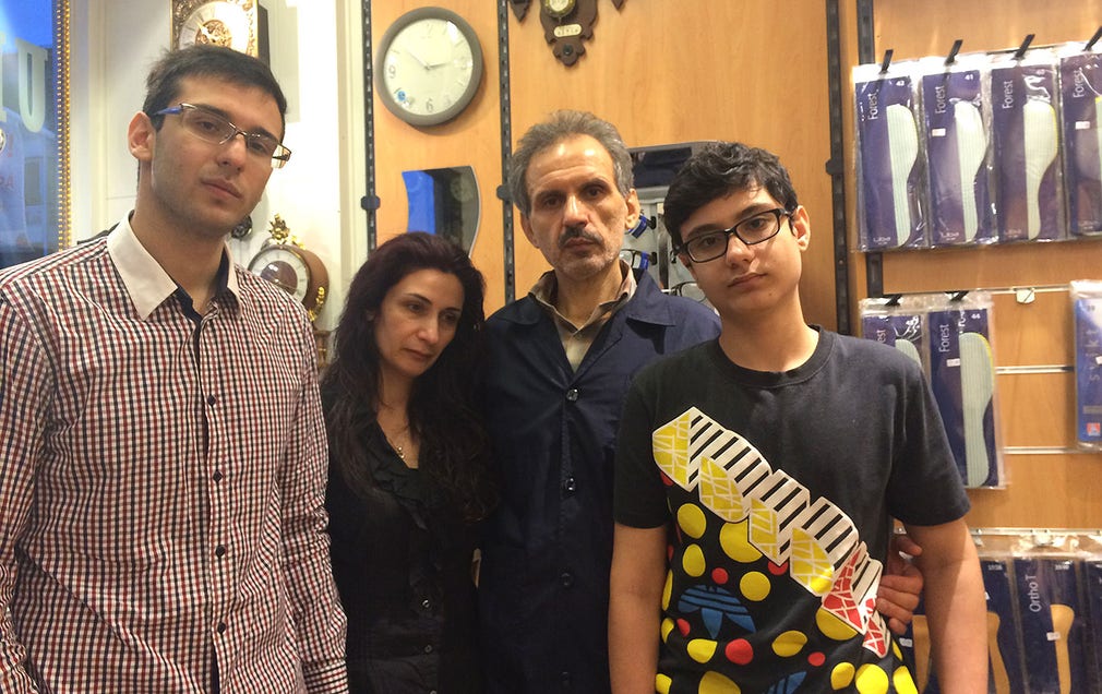 Hesam, Shahla, Mehdi och Sina i butiken där Mehdi arbetar i dag.