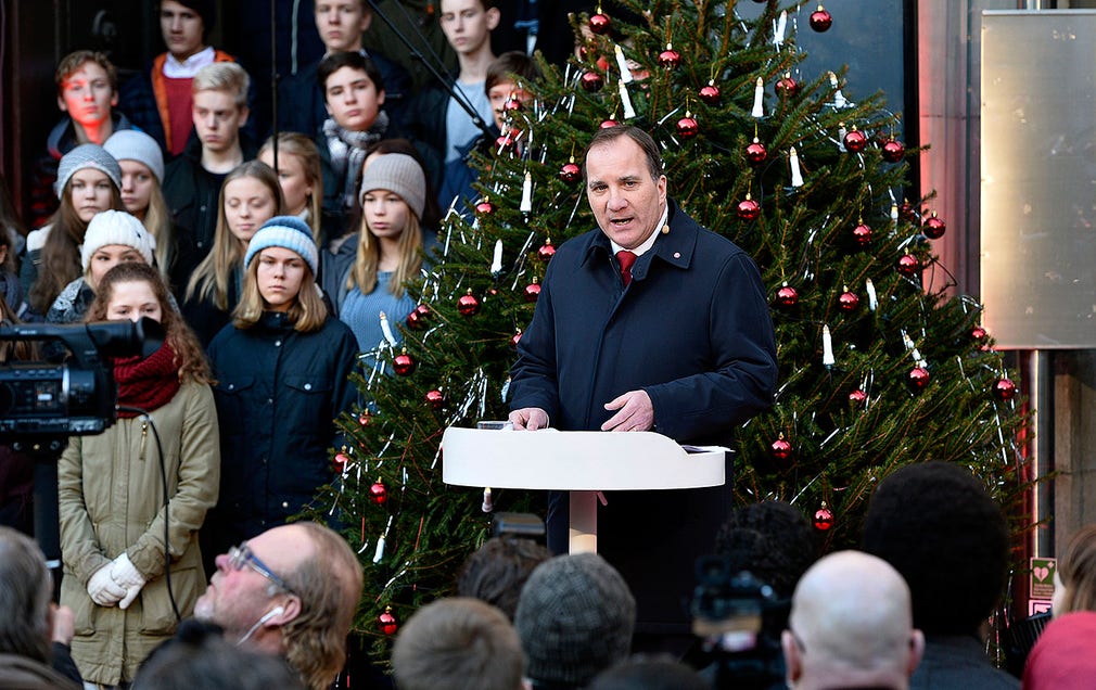 Statsminister Stefan Löfven höll på lördagen sitt jultal till nationen från trappan utanför Nobelmuseet på Stortorget i Stockholm.