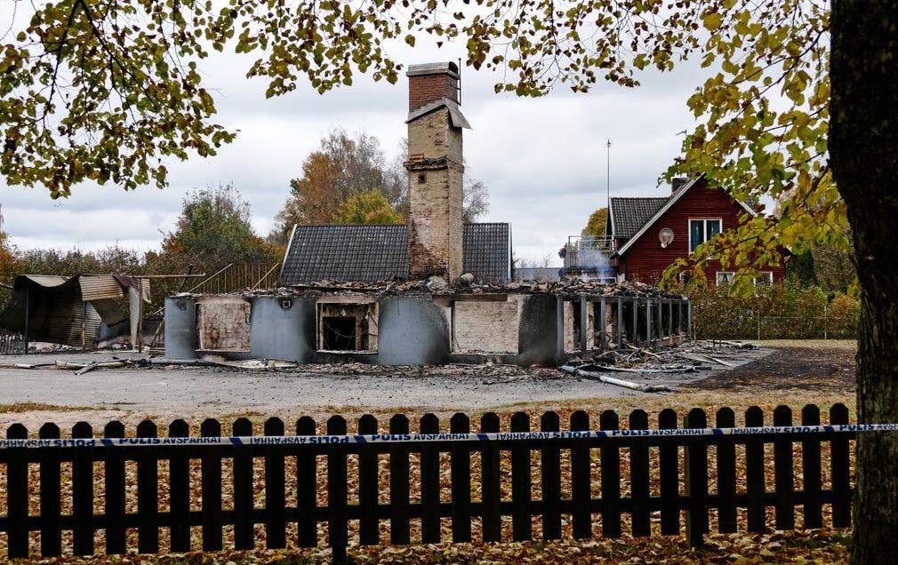 En skola i Kånna i Ljungby, en villa där ensamkommande barn skulle bo i Södertälje och ett blivande asylboende i Ekeby förstördes.