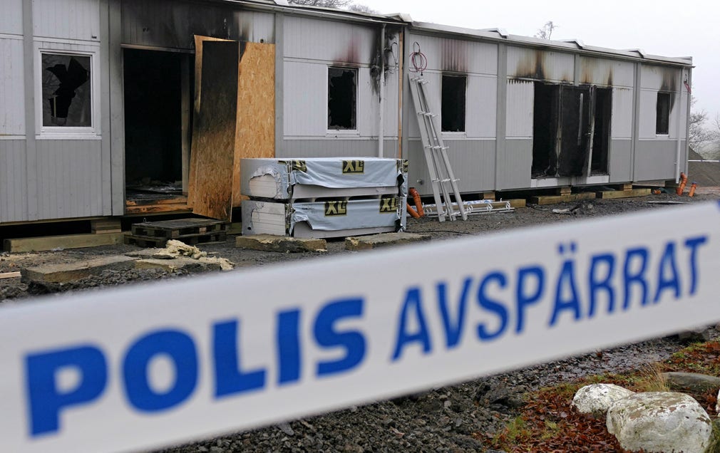En skola i Kånna i Ljungby, en villa där ensamkommande barn skulle bo i Södertälje och ett blivande asylboende i Ekeby förstördes.