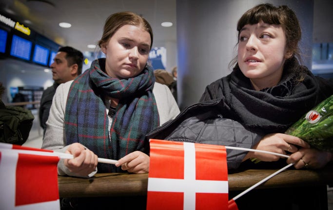 Sofie Beck och Ine Maria Gramstrop står och väntar på en väninna i ankomsthallen på Kastrups flygplats. ”Det är fullständigt förfärligt att det ska komma hit till Danmark”, säger Ine Maria.