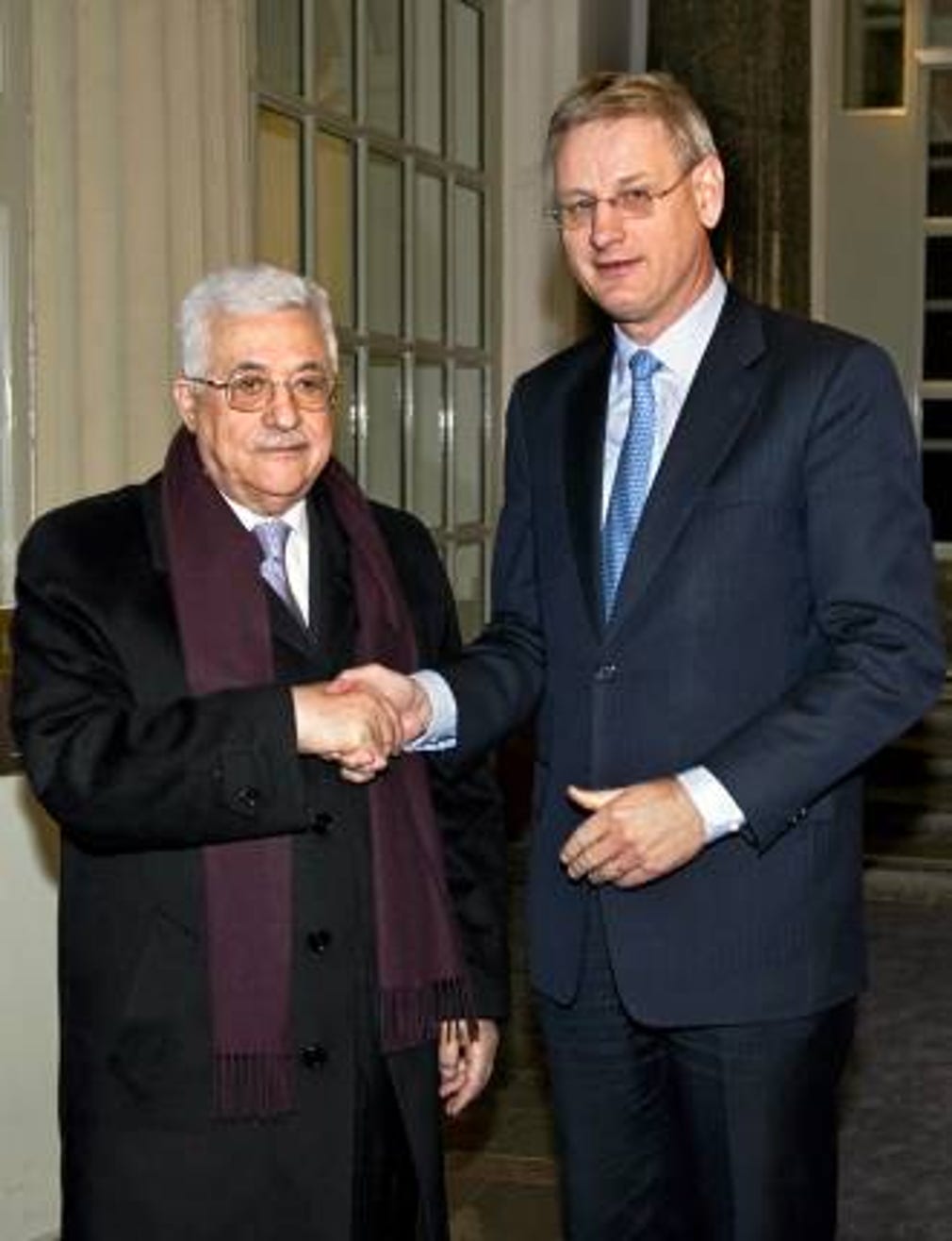 Mahmoud Abbas hälsar på Sveriges utrikesminister Carl Bildt.