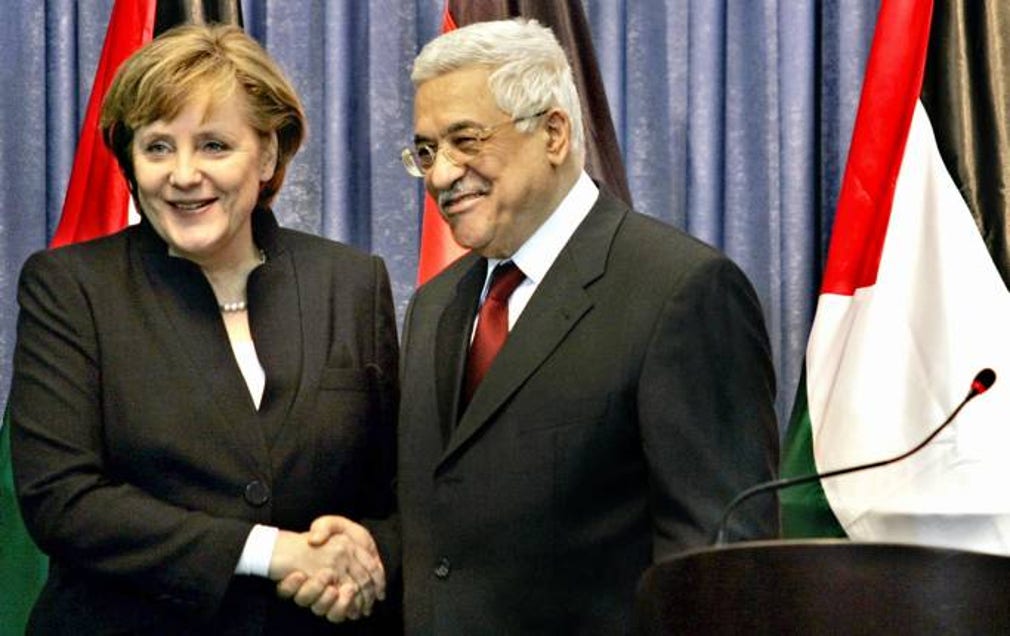 Mahmoud Abbas hälsar på Tysklands förbundskansler Angela Merkel.