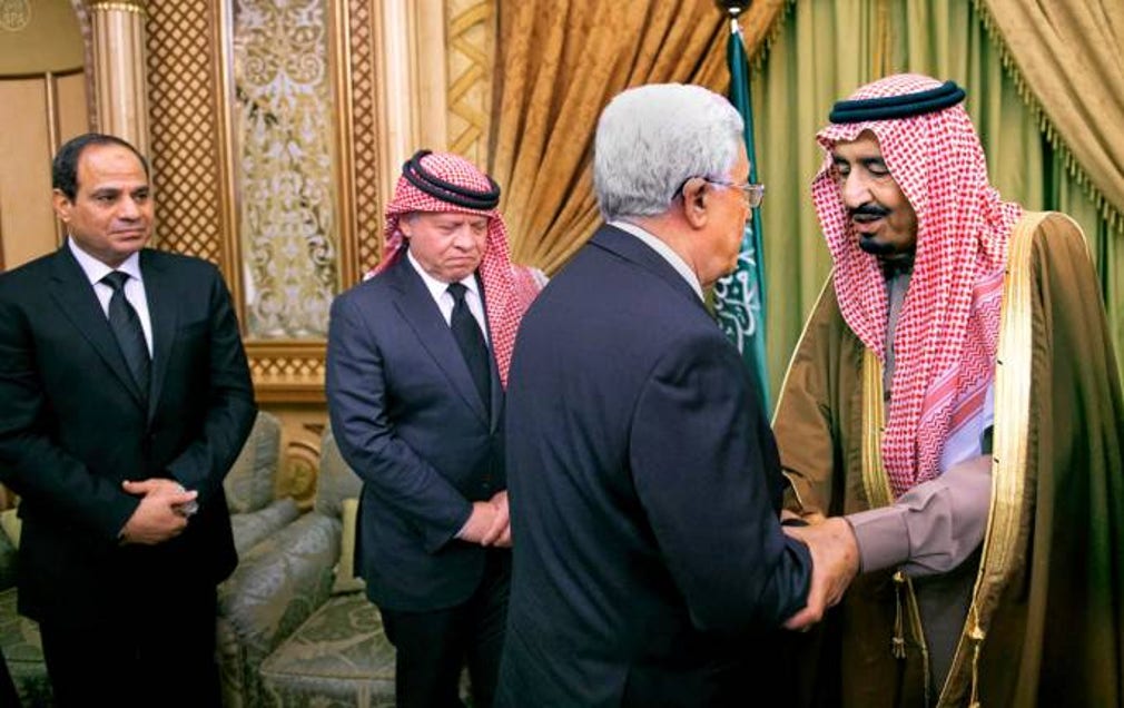 Mahmoud Abbas hälsar på Saudiarabiens kung Salman.