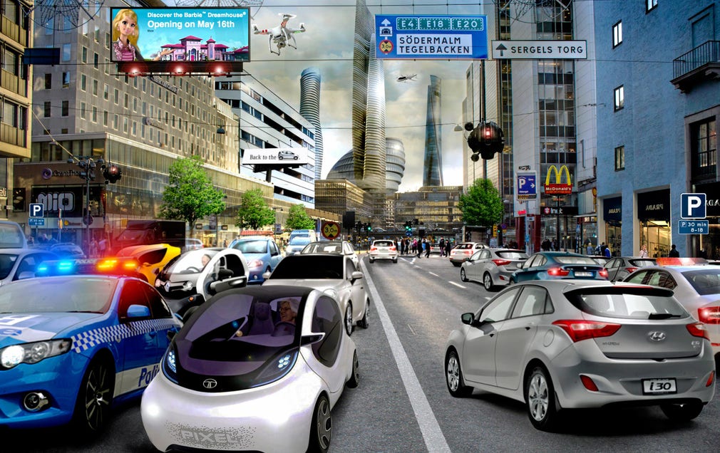 I fristaden City har bilarna blivit fler och trängseln större trots högteknologiska trafikstyrningssystem. Reklambudskapen är fler och City är inte längre en stadsdel med begränsad hushöjd. Gående fortsätter att undvika Sveavägen.