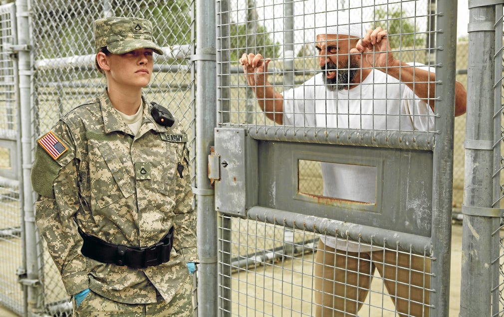 Kristen Stewart som vakt i Guantanamo.