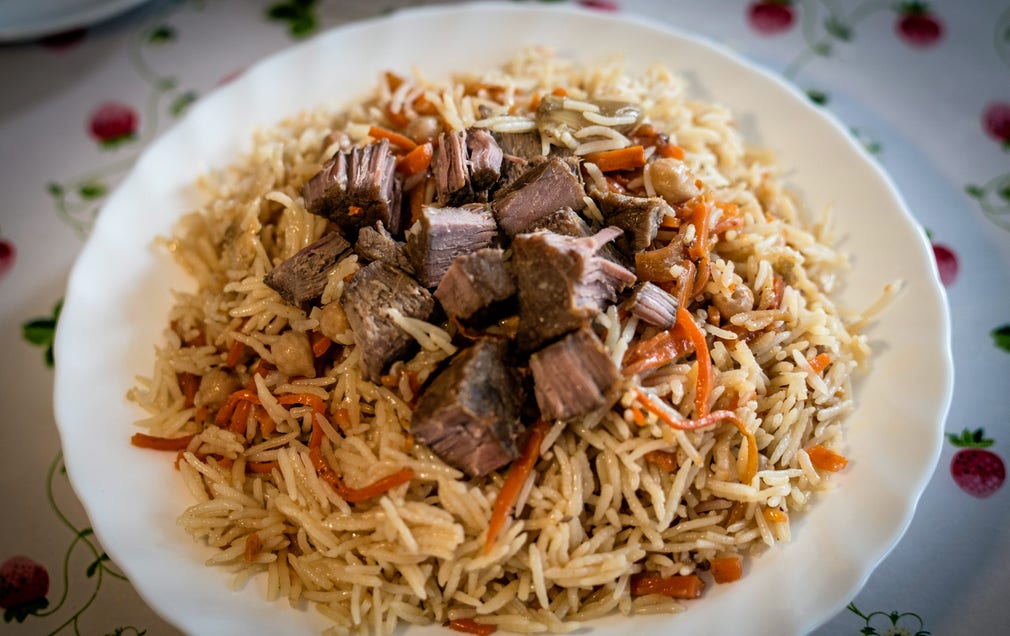 Palov är en traditionell rätt i Uzbekistan och består av långkokt kött och ris. Rätten serveras ofta vid stora festligheter, som till exempel bröllop.