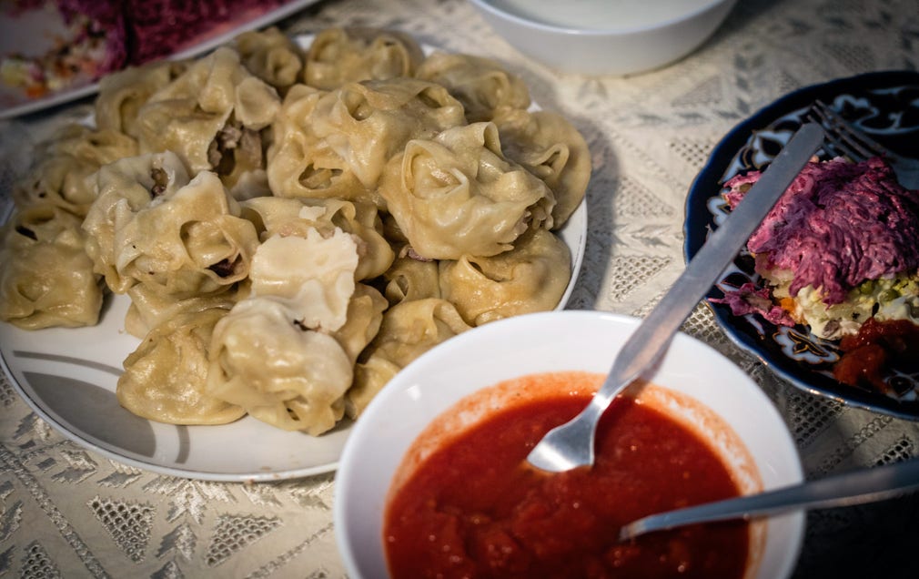 Uzbekisk mat har ofta kinesiska influenser. Som degknytena manti, fyllda med nötkött och lök.