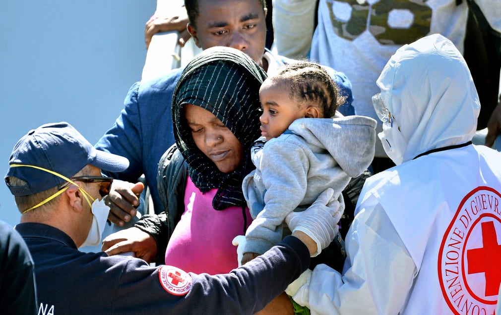 På onsdagen hjälptes 446 båtflyktingar i land i Augusta på Sicilien. Båten klarade den farliga resan från Libyen.