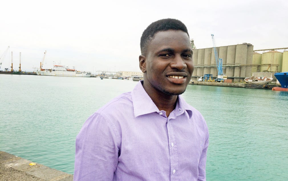 Ibrahima Dámie från Senegal fick efter 14 månader ett års uppehållstillstånd i Italien. Han trivs på Sicilien.
