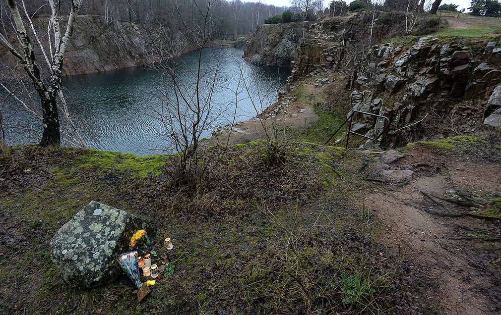 I december 2014 mördades en kvinna och hennes dotter vid Dalby stenbrott, utanför Lund. "Mordbussen" planerade att guida resenärerna till brottsplatsen.