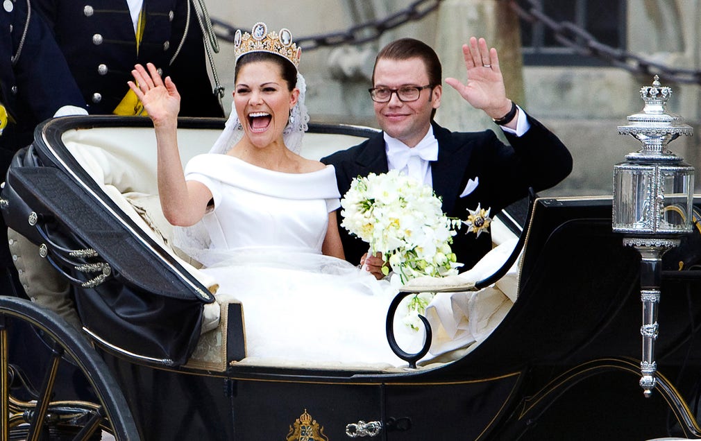 Kronprinsessan Victoria och prins Daniel lämnar Storkyrkan med hästdragen vagn efter vigseln.
