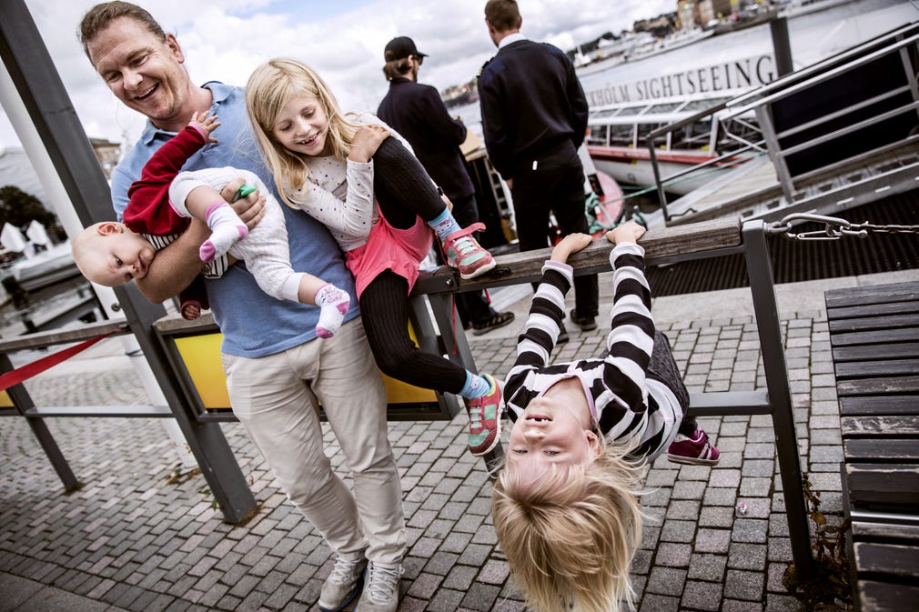 Familjen Calmerbäck från Malmö tyckte att det var kul att se Stockholm från vattnet – åtminstone de första 20 minuterna. Pappa Anders pustar ut efter en tvåtimmarssightseeing med döttrarna Selma, 11 månader, Majken, 5 år, och Edith, 7 år.