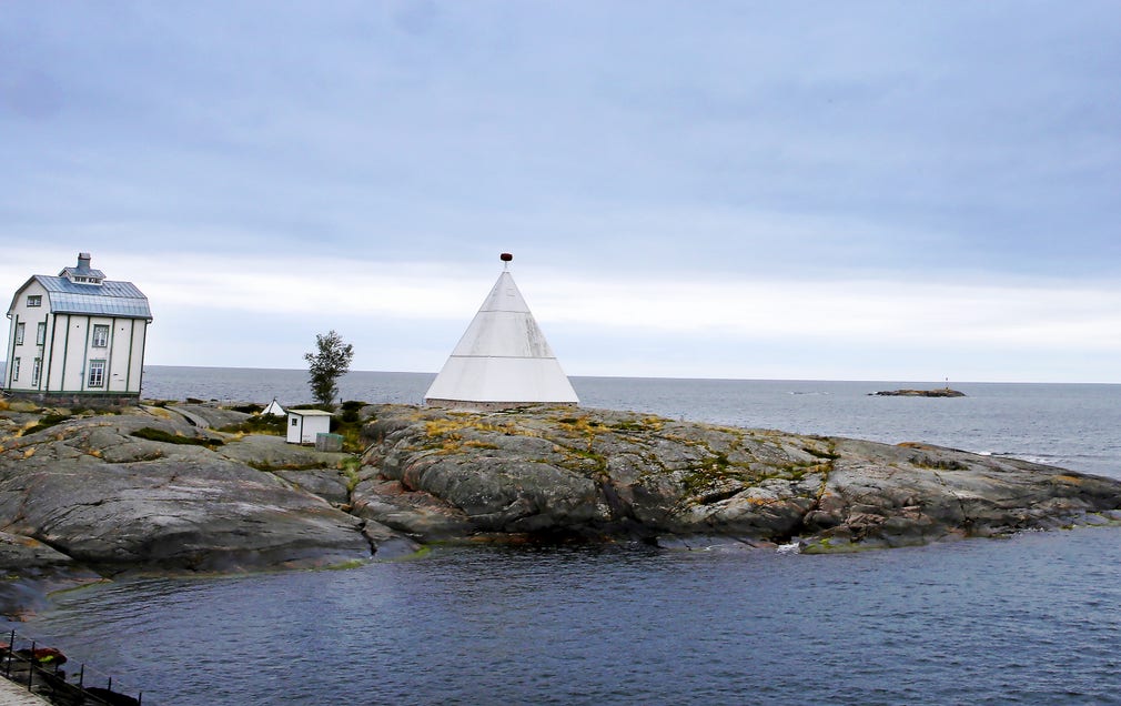 Det vita höga lotshuset på Kobba Klintar är något av ålänningarnas Frihets­gudinna. Foto: