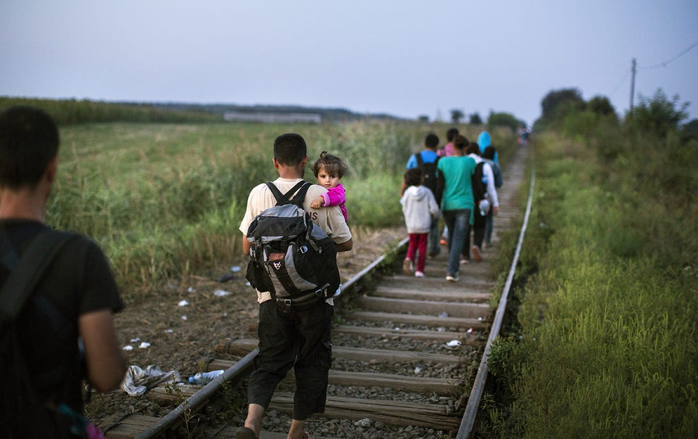 Flyktingar från Syrien på väg in i Ungern.
