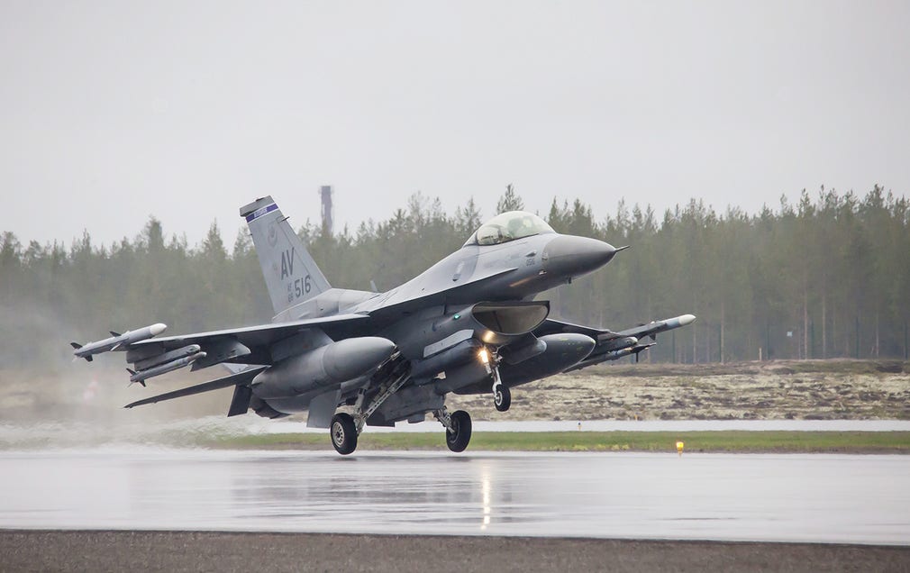 Ett amerikansk stridsflygplan av typen F16 tar mark på Kallax flygplats i Luleå under övningen Arctic Challenge i maj.