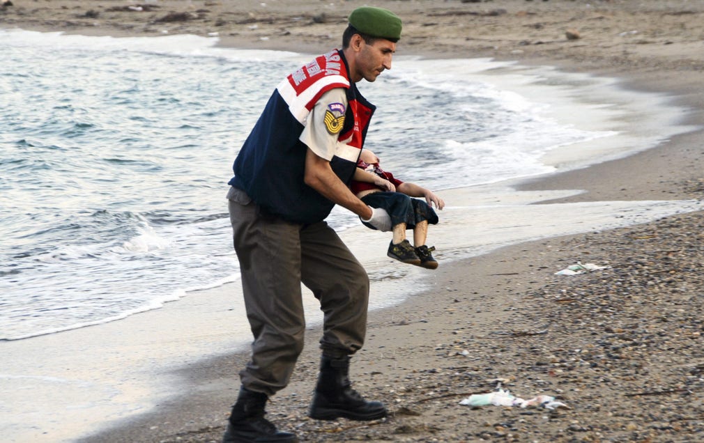 På bilder som spreds via nyhetsbyrån Reuters syns hur en pojke, som i turkiska medier identifieras som treårige Alan från Kobanae, spolats upp på stranden.