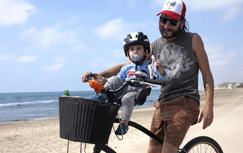 Tel Aviv-bon Carlos tar ofta en cykeltur med sonen David på den fridfulla Tel Baruch-stranden.