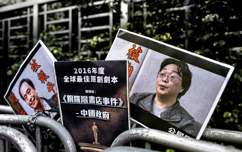 Vid en protest i Hongkong i tisdags höll demonstranter upp plakat föreställande två av de saknade förläggarna, Lee Bo och Gui Minhai.
