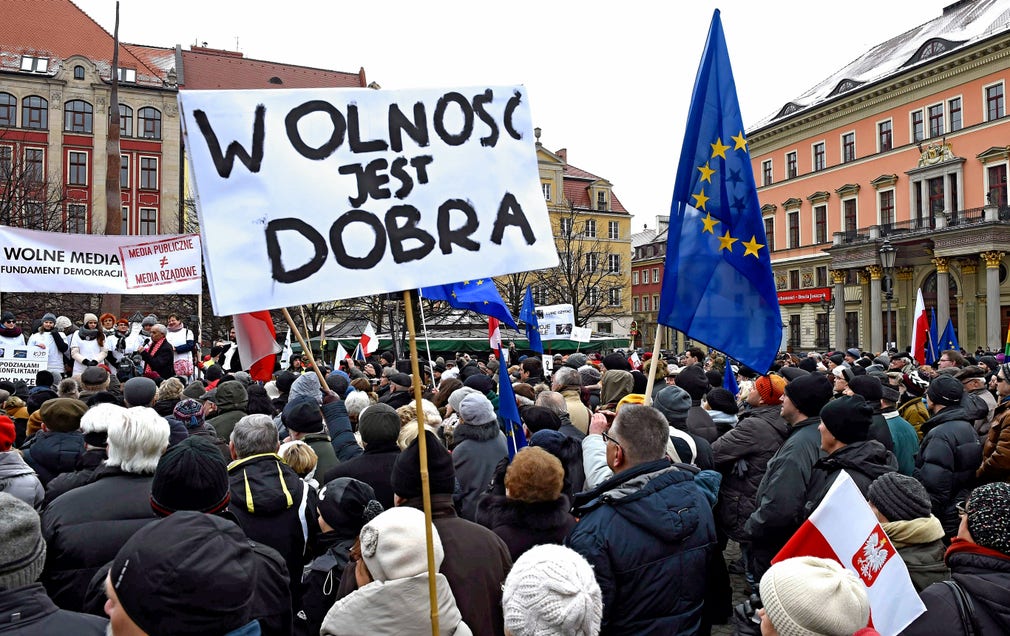 Protester mot den nya regeringens i polska Wroclaw. På banderollen står det ”Frihet är något gott”.