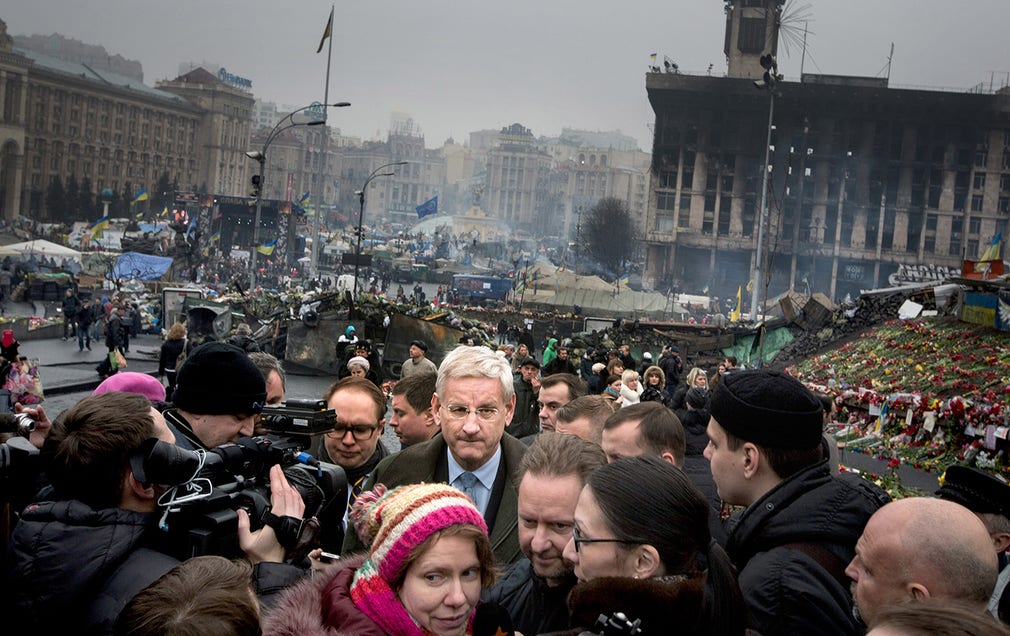Carl Bildt på besök i Kiev 2014.