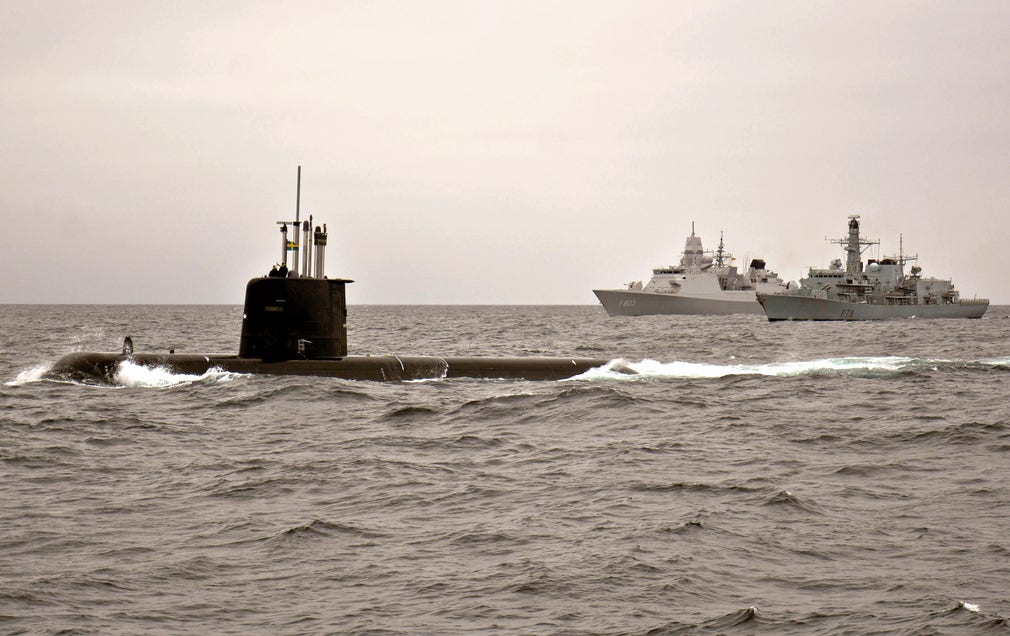 Gemensam militär förmåga i Östersjöområdet, inom Natos ram med Sverige och Finland som medlemmar, vore det bästa sättet att avskräcka aggression, skriver artikelförfattarna. Bilden: HMS Gotland i Nato-övning utanför Norge 2015.