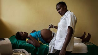 Barnmorskan Salva Chilaule undersöker en gravid kvinna på sjukhuset i Manhiça i södra Moçambique. Sjukhuset saknar förlossningsläkare och det är Salva Chilaule som tar beslut om en kvinna måste opereras. Det är också hon som håller i kniven. Moçambique var först i världen att vidareutbilda barnmorskor i kirurgi, ett initiativ som nu exporteras till andra länder.