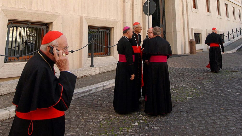 Påve Franciskus valde att bo i Sankta Martas hus, Domus Sanctae Marthae, när han utsågs 2013. Påvarna brukar annars flytta in i Apostoliska palatset. Präster och kardinaler brukar bo i Sankta Martas hus när de besöker Vatikanen.