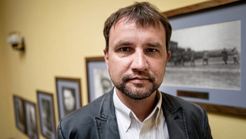 Den 38-årige historikern Volodymyr Vjatrovytj leder Kievs nationella minnesinstitut. Vjatrovytj anser att man nu måste lyfta fram den del av Ukrainas historia som stärker folkets patriotiska känslor. "Under hela sovjettiden gjorde man tvärtom."