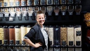 Den förpackningsfria butiken Unpackaged öppnade i London 2006 med hundratals varor som såldes på bulk, men är i dag en del av butikskedjan Planet Organic. Grundaren Catherine Conway hoppas det ska leda till snabbare framgång.