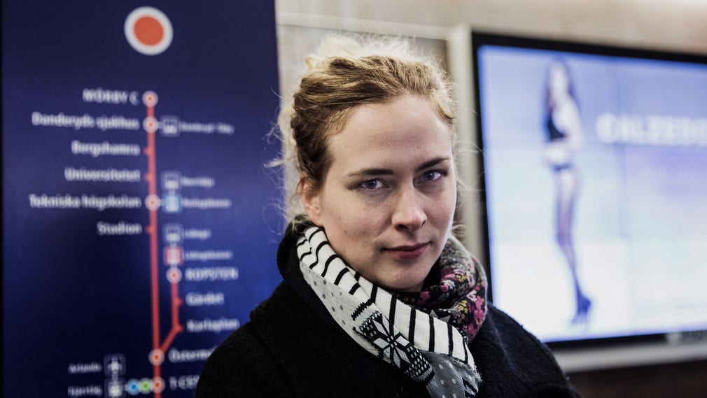Clara Berglund, generalsekreterare på den ideella organisationen Sveriges kvinnolobby, vill förbjuda den sexistiska reklamen i tunnelbanan.
