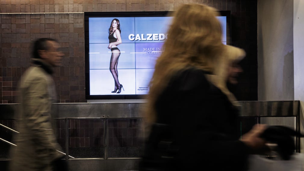 Underklädesreklamen i tunnelbanan har väckt ilska hos många resenärer.