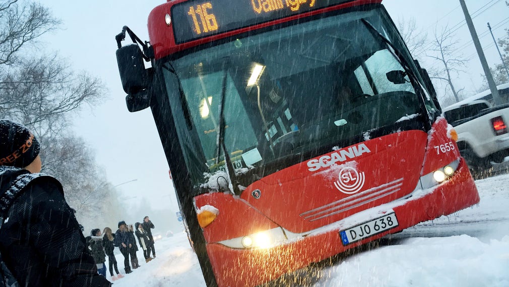 Buss 116 körde fast i Kälvesta.