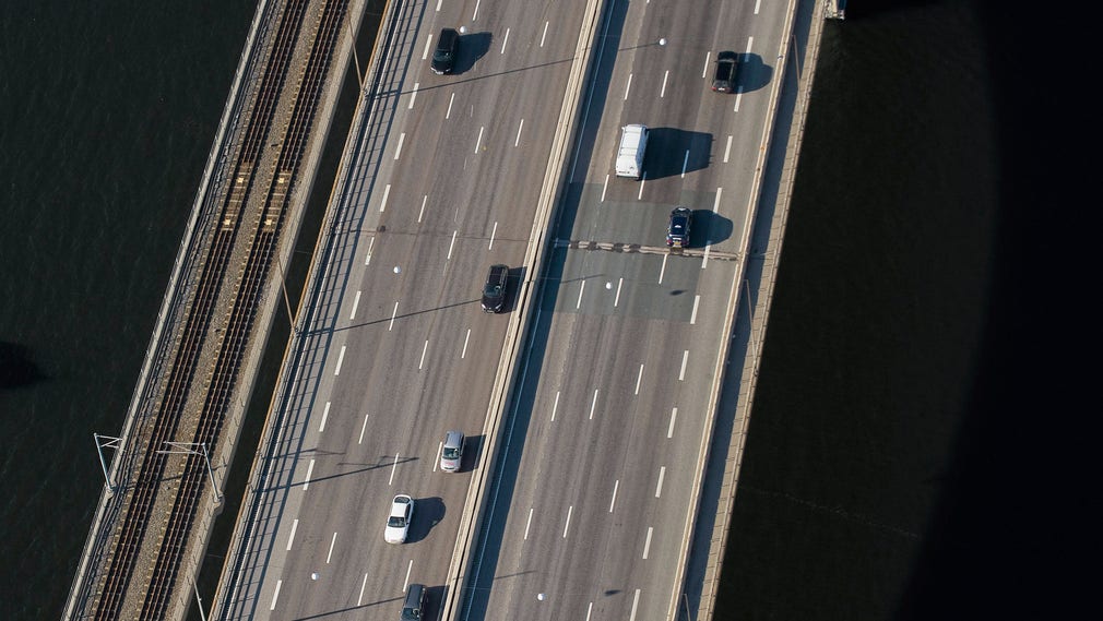 Hur ska vi motivera för resten av landet att Trafikverket bygger en motorled för statliga 20 miljarder i Stockholm, en väg som ser ut att vara samhällsekonomiskt katastrofal, skriver Daniel Helldén. Bilden visar Essingeleden.