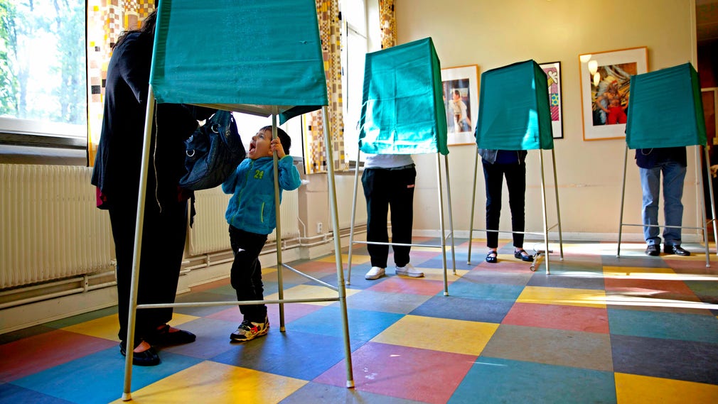 Barn behöver komma till tals mer, menar barnläkaren Lars H Gustafsson. Sänkt rösträttsålder kan vara ett sätt. Bilden är från valet 2014.