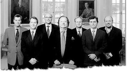 Imperiebyggaren. Jan Stenbeck poserar i mitten av bilden som finns i MTG:s senaste årsredovisning. Styrelsen i övrigt, från vänster: Asger Aaamund, David Chance, Stig Nordin, Lars-Johan Jarnheimer, Hans-Holger Albrecht och Pelle Törnberg.