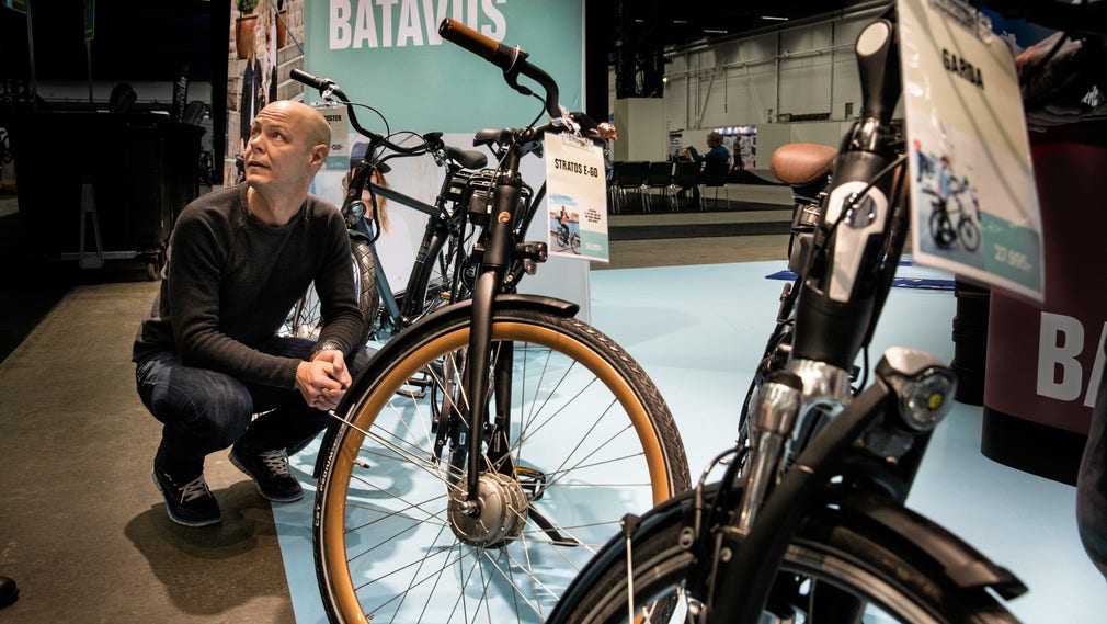 Stefan Andersson, produktchef på Batavus – ett märke som tillverkas i Holland, är övertygad om att nu är Sverige mogen för elcykeln.