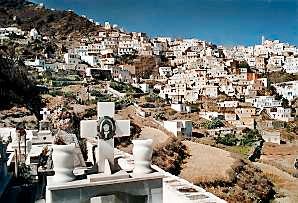 Bergsbyn Olympos började uppföras redan på 700-talet och är Karpathos i särklass största sevärdhet med sina gamla livsmönster, folkdräkter och dramatiska läge. På bergskammen ovanför byn ligger en prydlig rad med väderkvarnar, bakom stupar berget rakt ned i havet.
