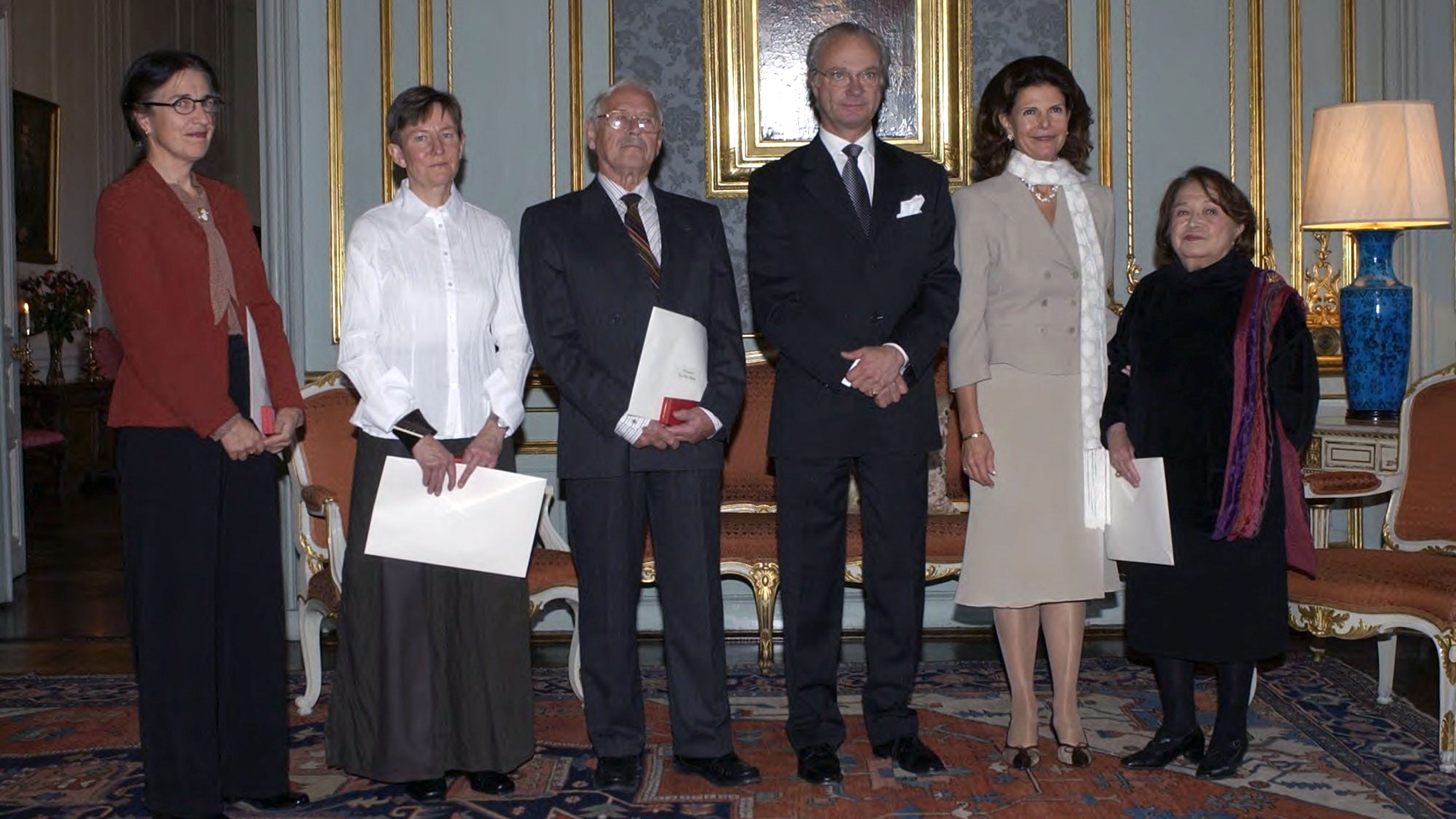 Léonie Geisendorf (längst till höger) tar emot Prins Eugen-medaljen ur kung Carl Gustafs hand vid en ceremoni 2003.