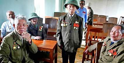 Vietnamesiska krigsveteraner förbereder sig för att fira 50-årsjubileet av segern vid Dien Bien Phu. Följden av slaget blev att fransmännen måste utrymma Vietnam och hela Indokina.