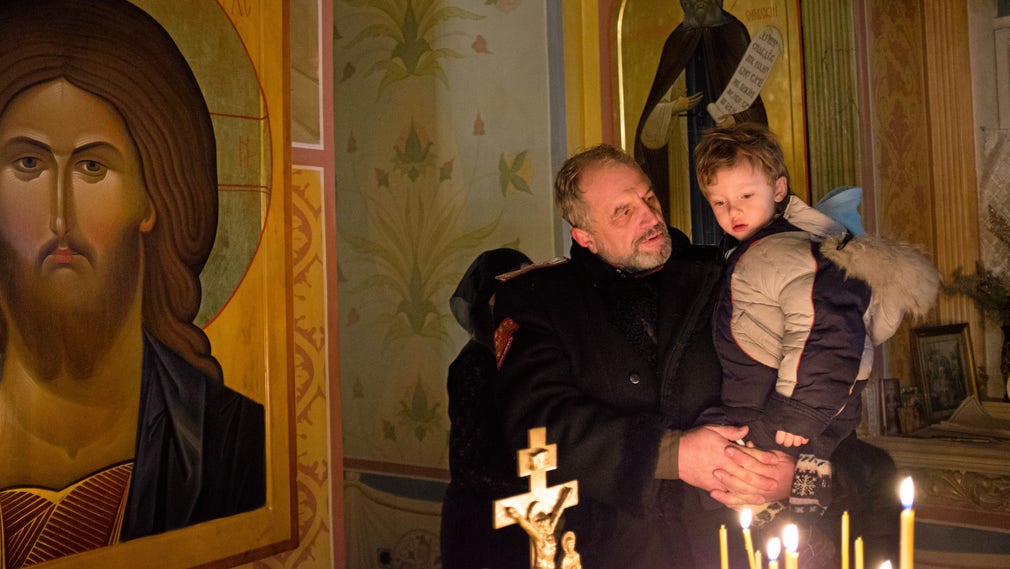 Kyrkobesökare i Pereslavl-Zaleskiy i Moskvaområdet tänder ljus i samband med en gudstjänst. 40 procent av den ryska befolkningen tillhör den rysk-ortodoxa kyrkan.