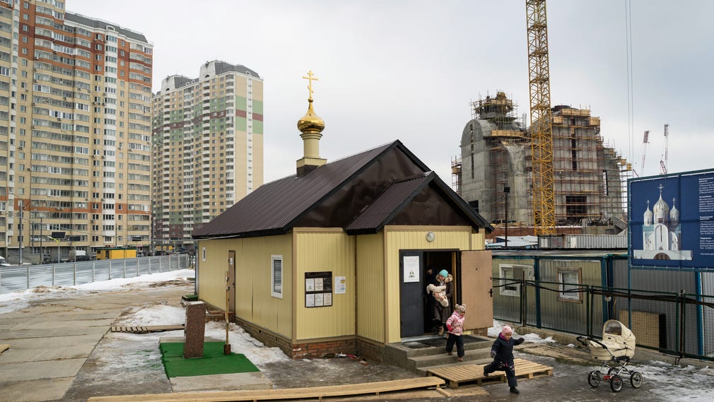Det byggs mycket kyrkor i Moskva nu. Vid tunnelbanestationen Mjakinino har Nikolajkyrkan fått ett provisoriskt hem, medan en ny kyrkobyggnad byggs upp i bakgrunden.