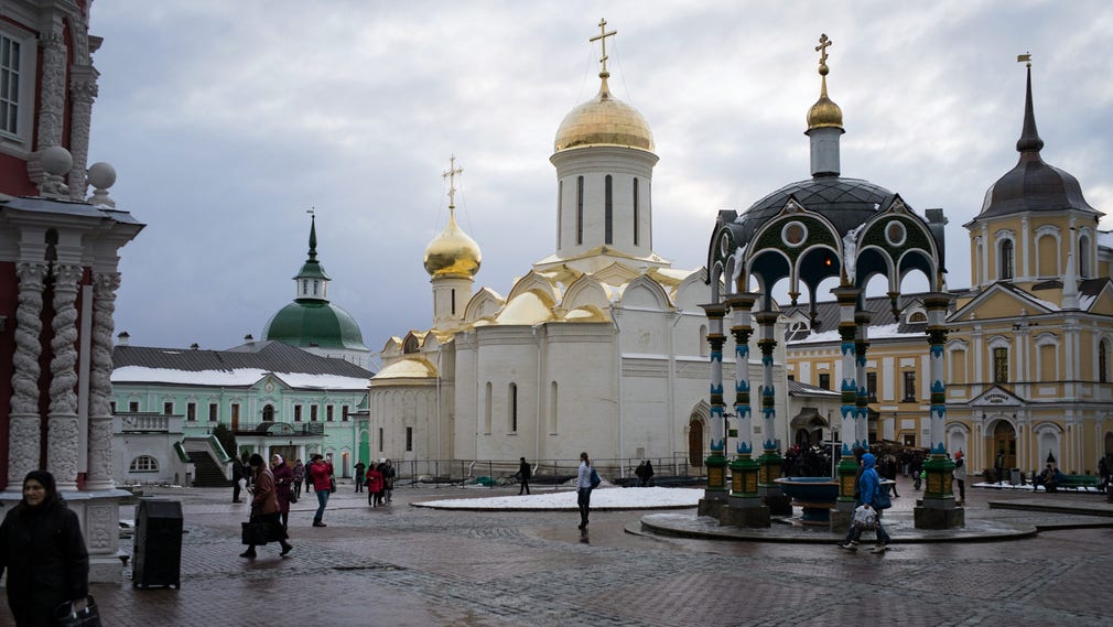 Trefaldighetens-Sergius Lavra är ett av de viktigaste klostren i Ryssland och den rysk-ortodoxa kyrkans andliga centrum. Ryssland saknar statskyrka, men den rysk-ortodoxa kyrkan har ett starkt inflytande i samhället.